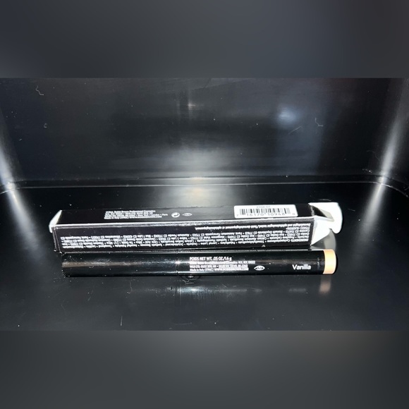 Bobbi Brown Long Wear Cream Shadow Stick-Vanilla. Light, Beige, Bright, Smooth - Picture 4 of 7